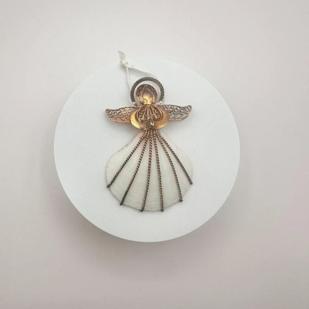 Vintage 80s‎ Gold Tone Filigree Scallop Shell Ornament bent Wire Accents Jewelry